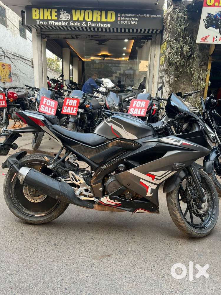 Yamaha r15 thunder grey