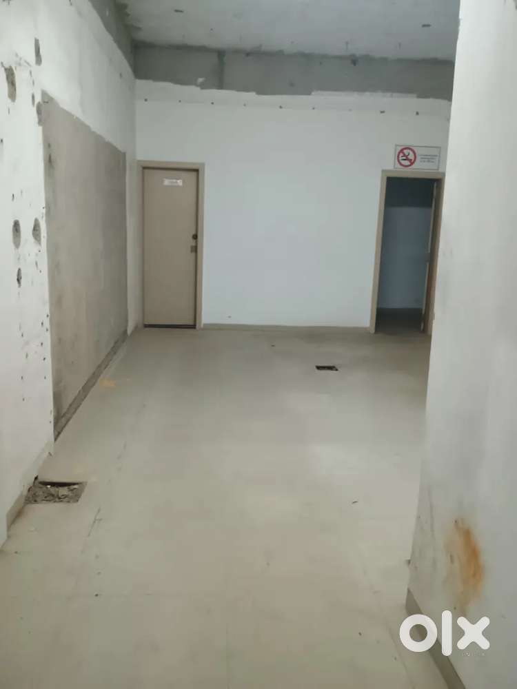 1500SQFT GRDFLR UNFURNISHED SHOWROOM SHOP RENT RS1,70,000 AT PERAMBUR