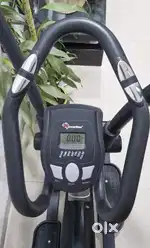 Elliptical cross trainer