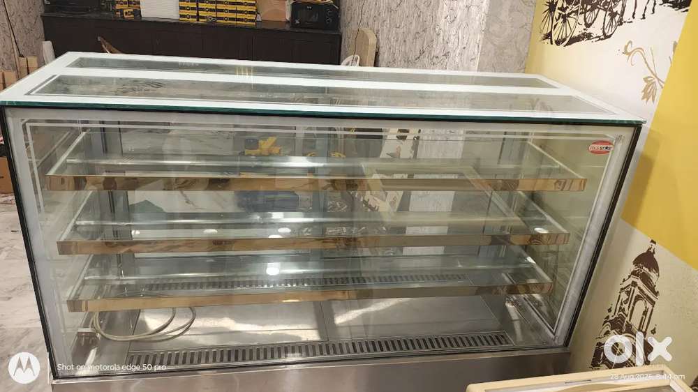 Ac and hot  showcase for cake/pastery/sweet shop