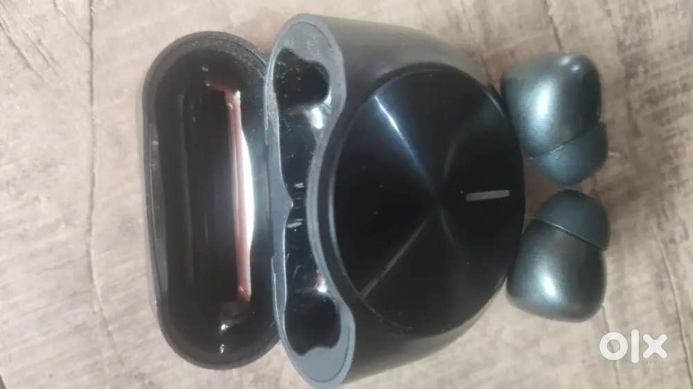 Airbort     noice sound by  bose ,49 dB anc  44 hr battery