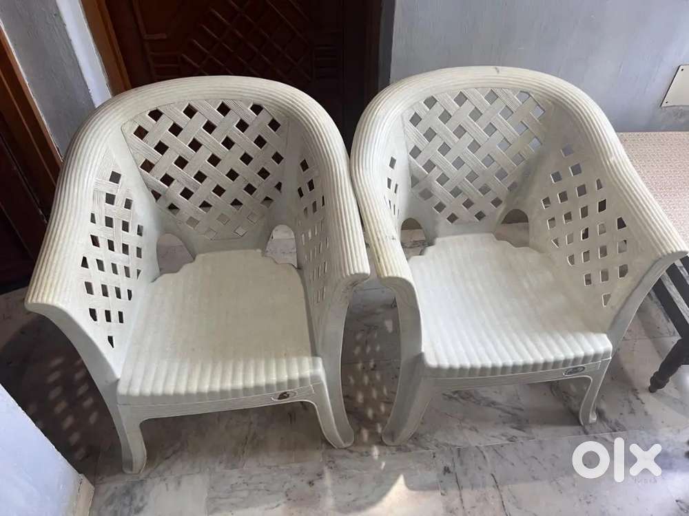 1 wooden Table+ 2 Plastic chairs: Good condition