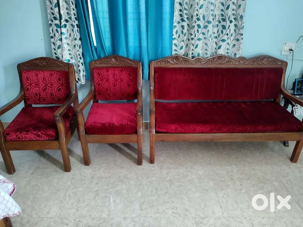 Selling second hand sheesham wood sofa