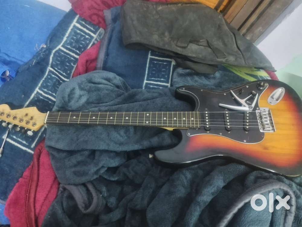 Juarez electric guitar super condition with bag and capo