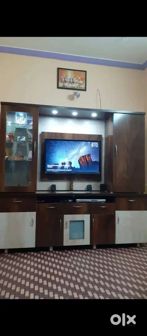TV SHOWCASE. SIZE L=7FT (84)H =6.5FT(78)W=20.