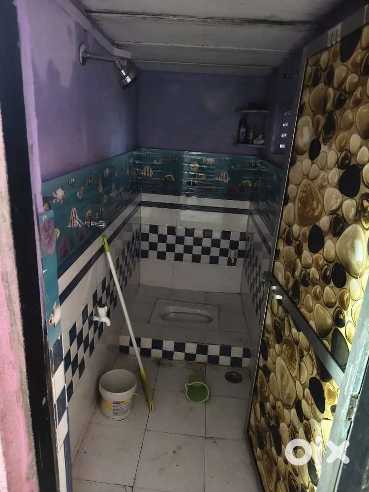 Chal me room hai 2 room hai Aage pichhe all ok middle class