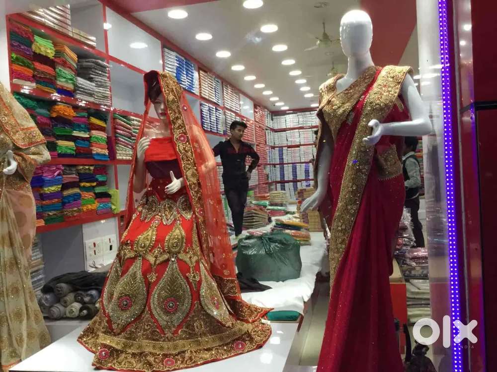 सूट और साड़ी शोरूम में काम करने के लिए लड़के और लड़‌कियों की आवशयकता