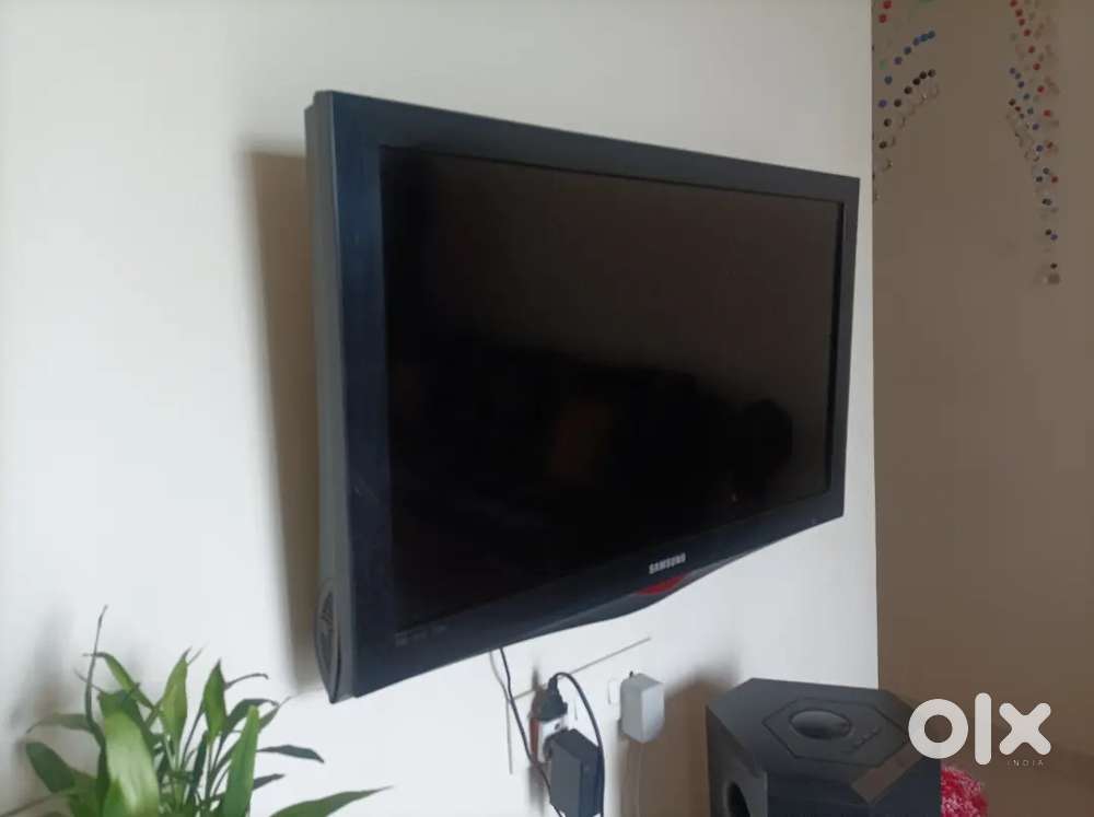 Samsung LCD TV 32 inches with its stand