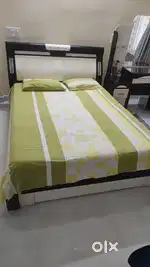 Queen size bed in excellent new condition
