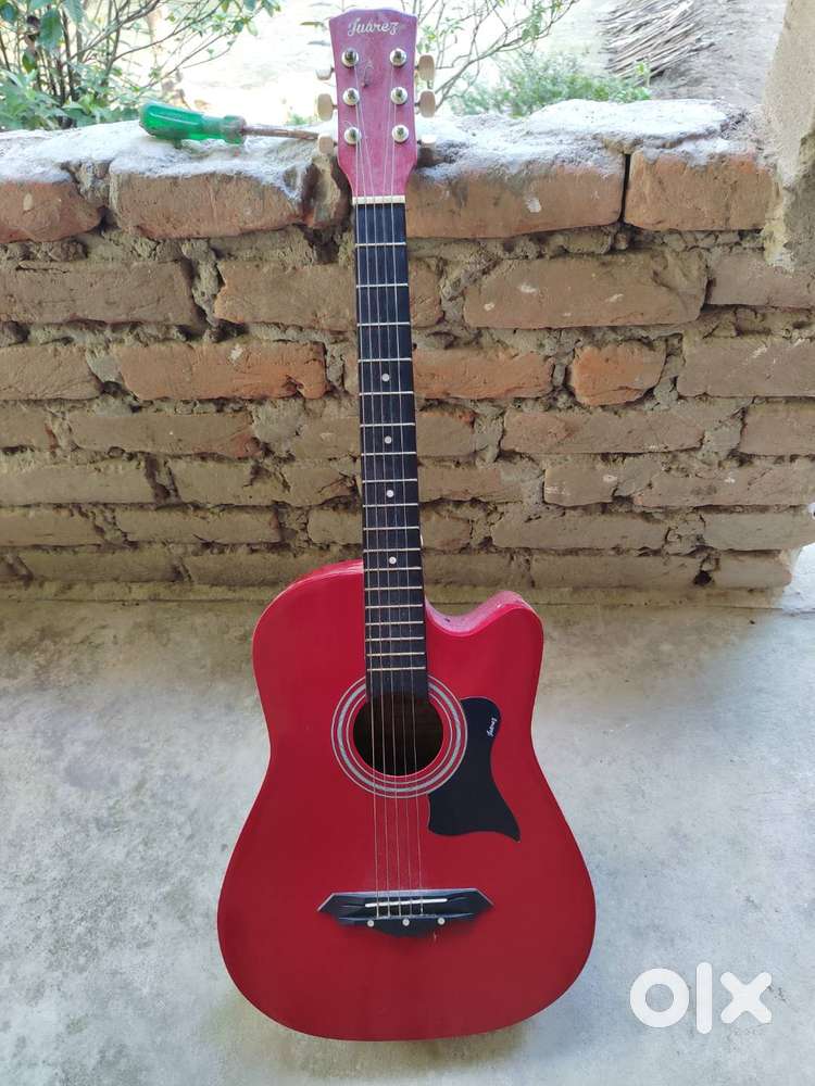 Guiter 4 sale at lw price