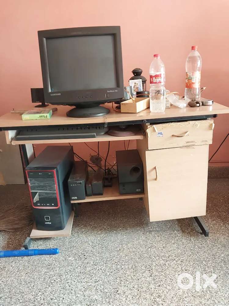 Computer table