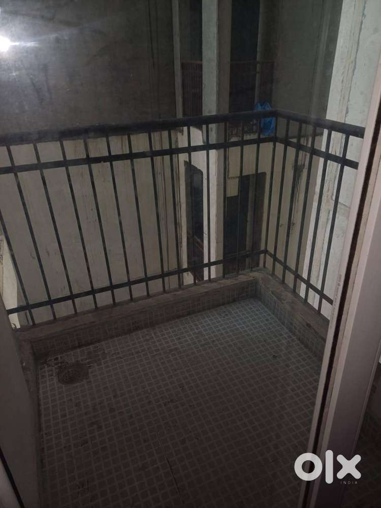 1000 SQFT 2 BHK semi  furnished immediate available