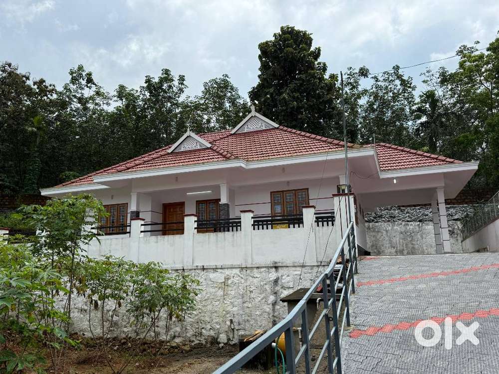 കുറവിലങ്ങാട് ടൗണിനു സമീപം , കേരളത്തനിമയുള്ള കിടിലൻ വീട്