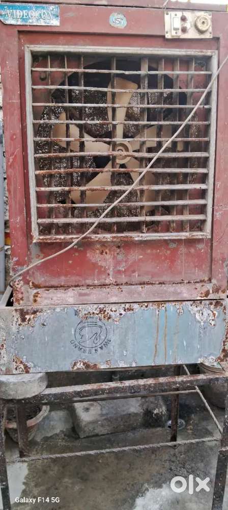 एक कूलर स्टैण्ड सहित, LG का पुराना TV, एक लोहे की बड़ी पेटी