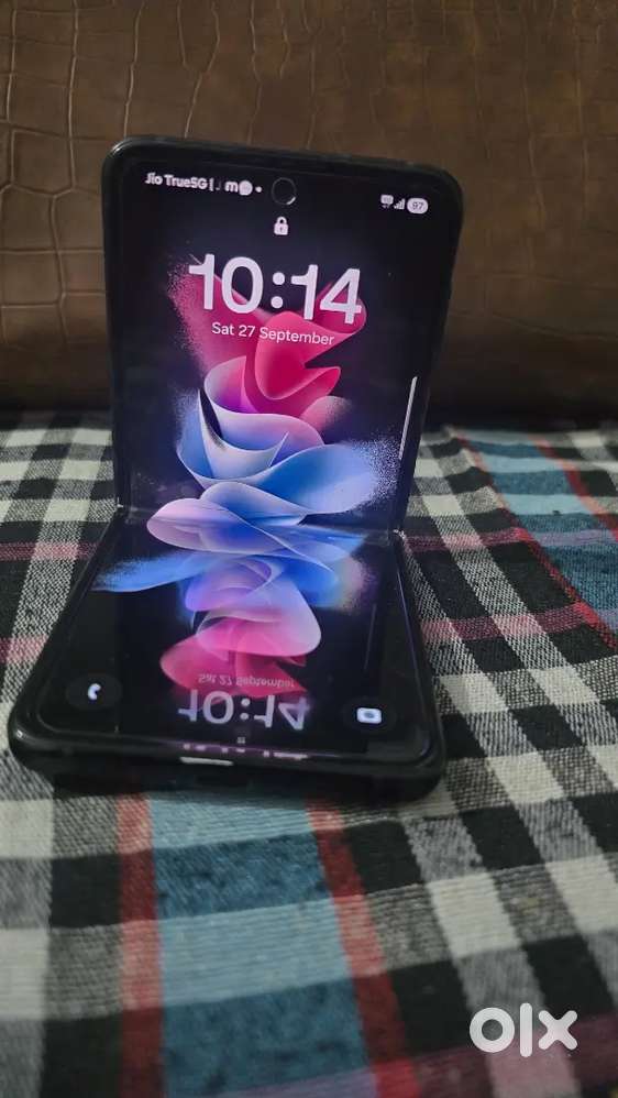 Samsung galaxy Z flip 3 5g on sale.30k price negotiable