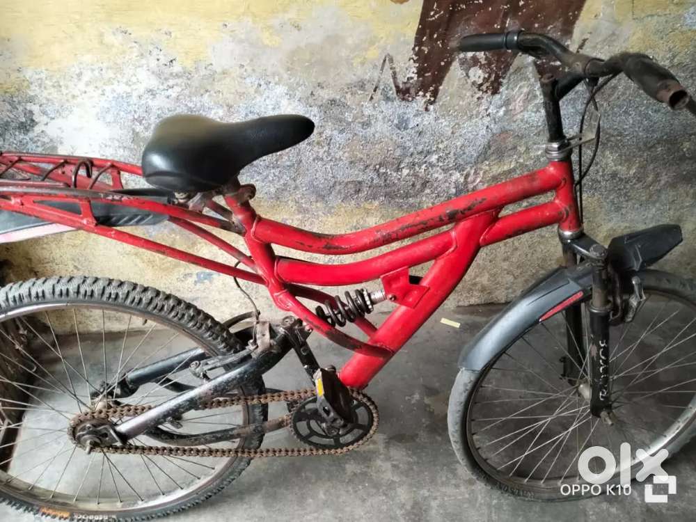 Cycle ekdam condition me hai koi dikkt nhi hai aage piche shocker hai