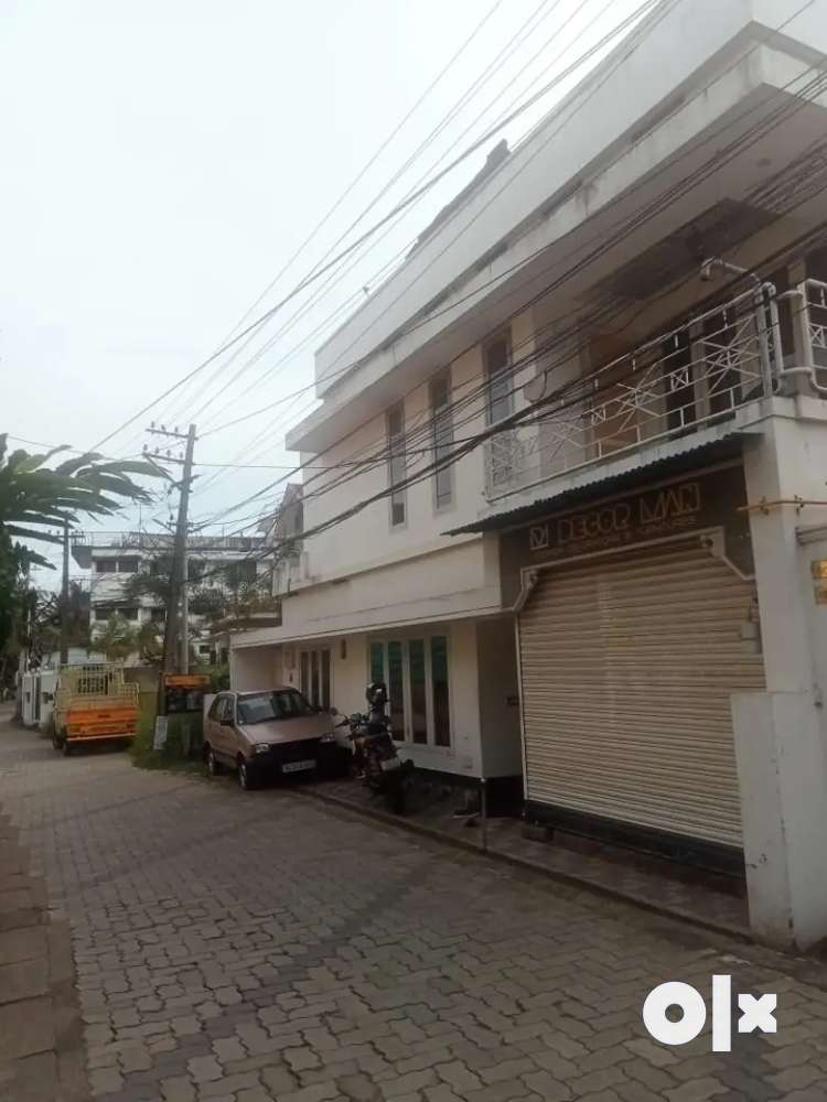 2.600 cent with a well maintained house in premium location.