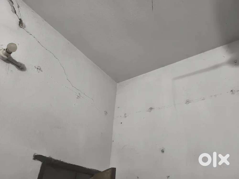 FEMALE ONLY SINGLE ROOM WITH COMMON WASHROOM OR ROOM ME HI KHANA BANAN