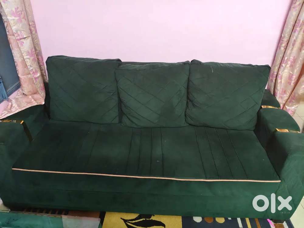 5 seter sofa set with table  7month old urgent sale