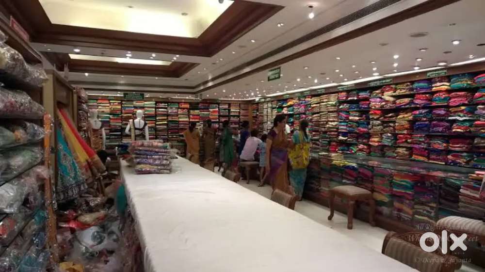 सूट और साड़ी शोरूम में काम करने के लिए लड़के और लड़कियों की आवशयकता है