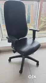LEATHER OFFICE CHAIRS USED
