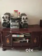 Table with speaker set