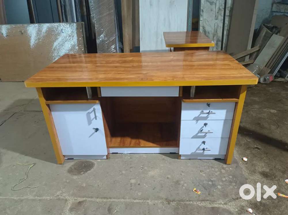 BRAND NEW 5/2.5 OFFICE TABLE