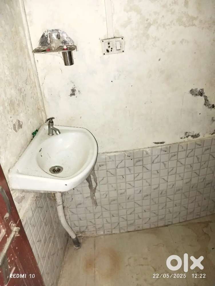 A house wahi is builded in 700sqf with 2 room one math room one hall