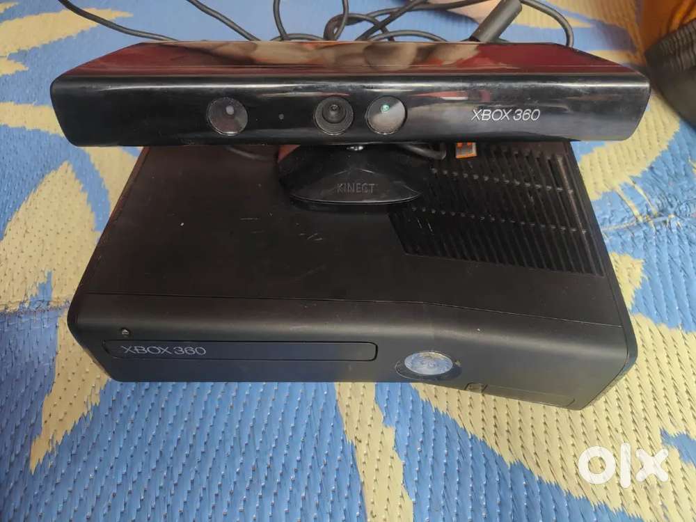 Xbox 360 and KINECT with 2 controllers