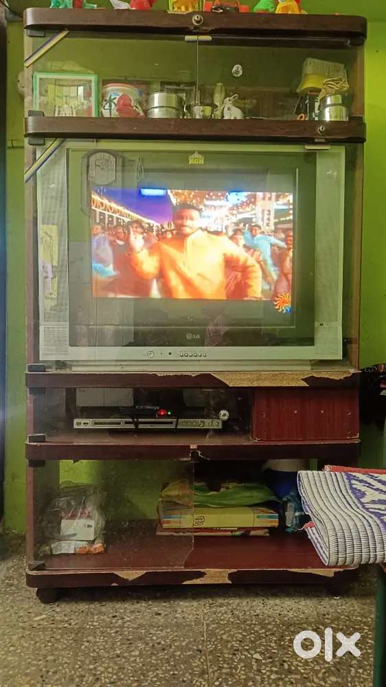 Lg flat colour tv good condition with tv stand