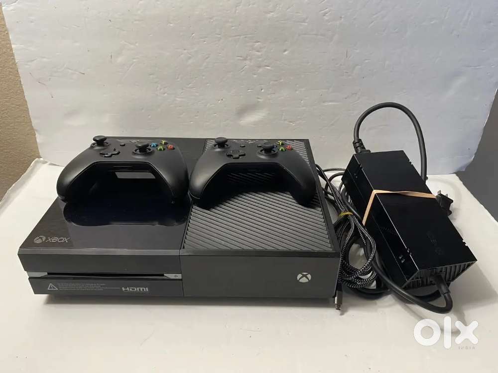 Urgent Sale ! Xbox One Console with 2 Controllers + Top Games!