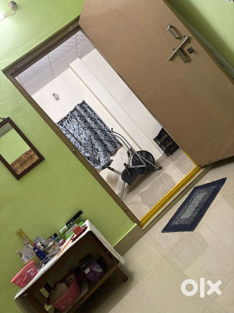 Wanted female, Roommate