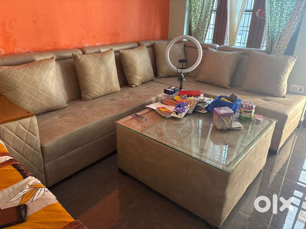 I   Am  selling my premium sofa set..
