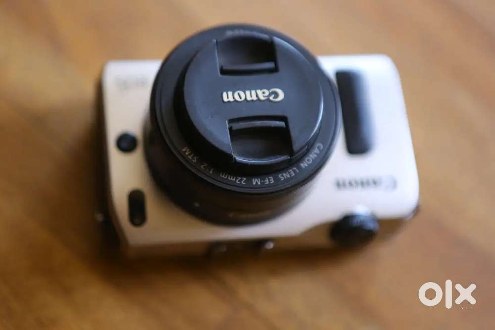 Canon EOS M mirrorless camera 22mm lens