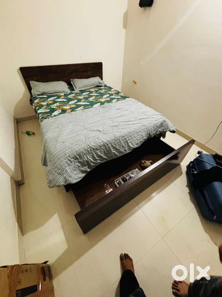 Bed, Queen size ( Good Condition )