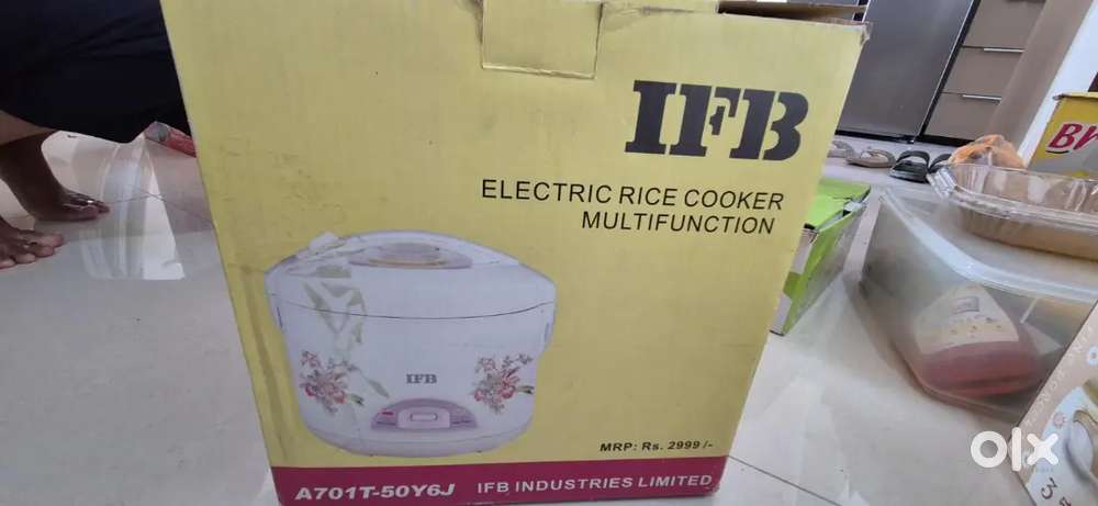 Brand new electric rice cooker for sale.