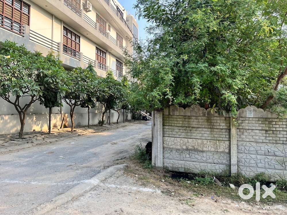 Roop nagar north east corner plot for sale 64,00000rs