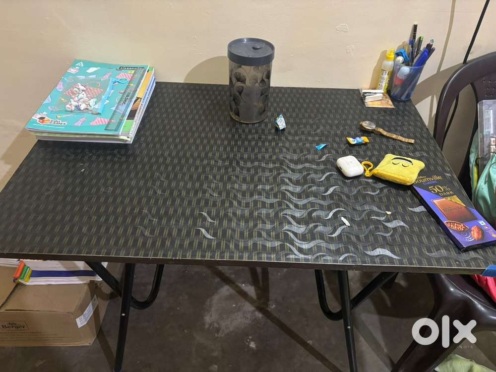 Folding table