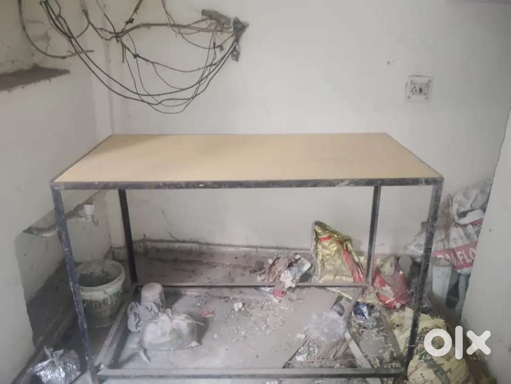 700 rs ki Table he botel ki