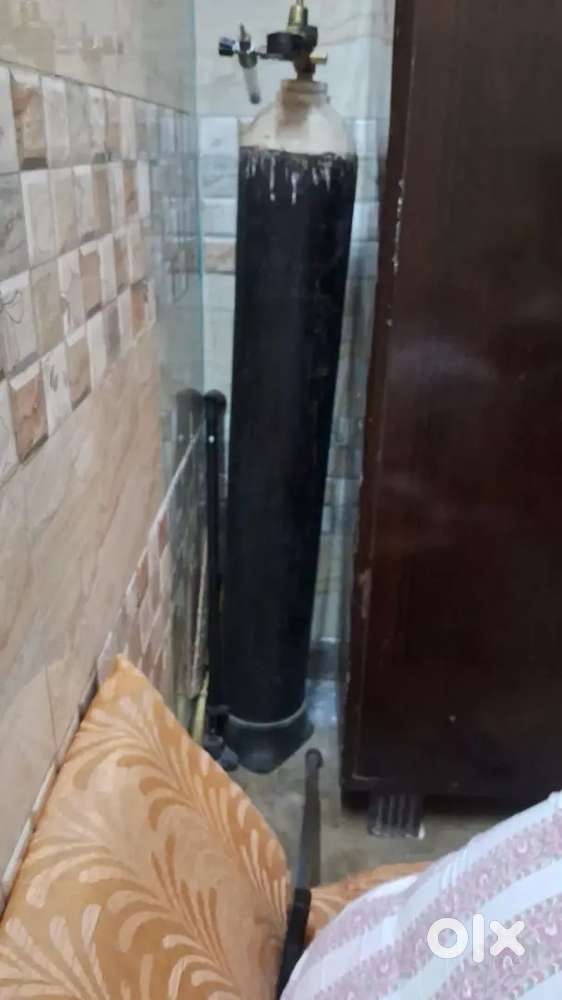 Oxygen cylinder