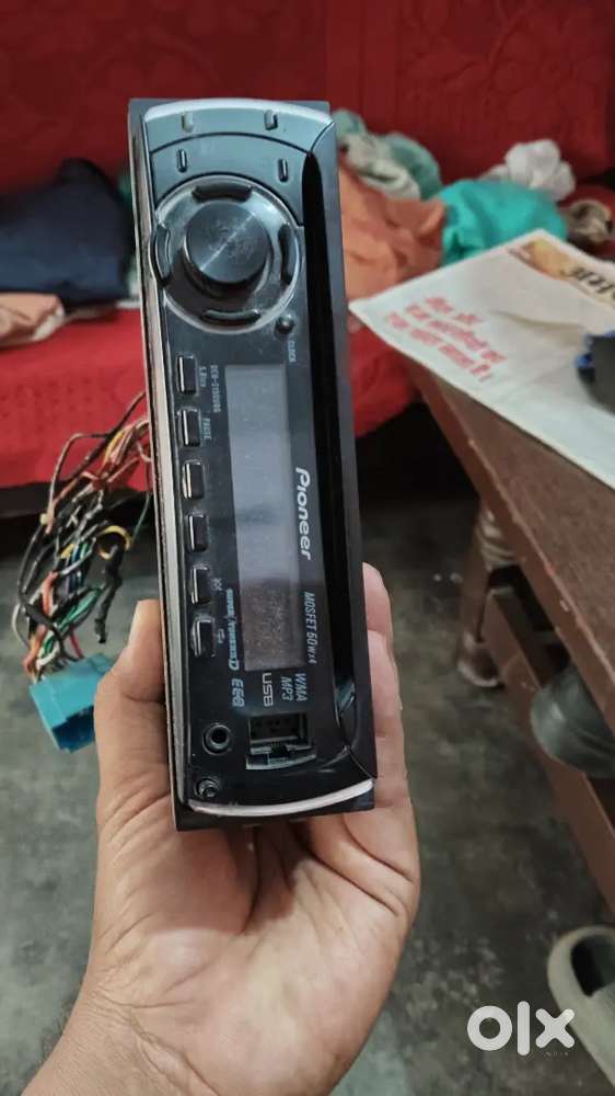 Car music system with 2 JBL oval speakers