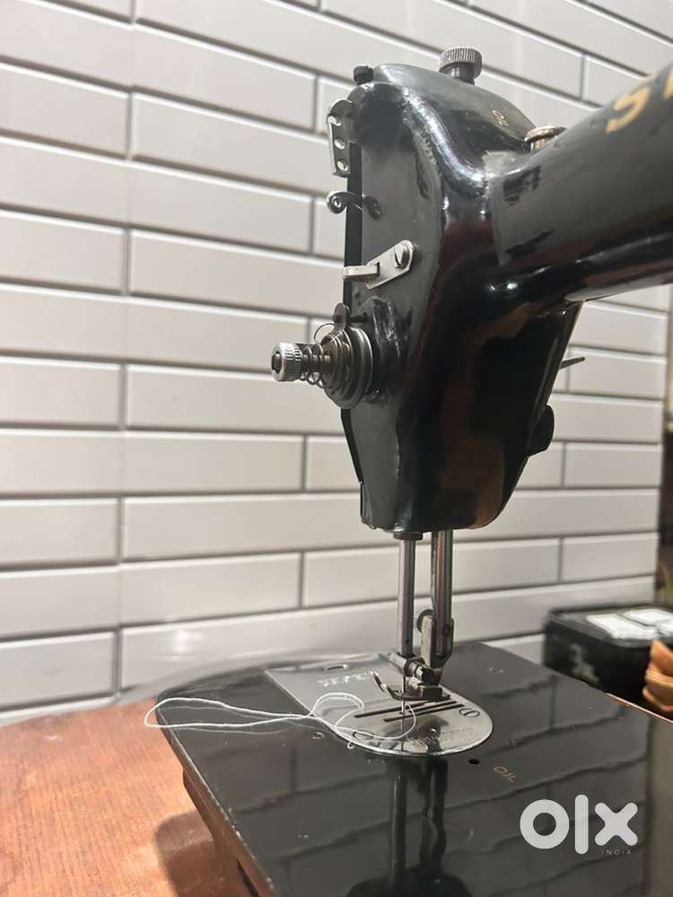 Vintage Singer Sewing Machine – Fully Functional & Well Maintained