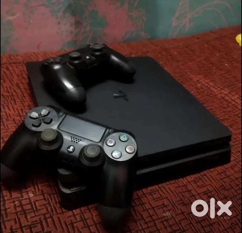 PlayStation 4 slim 1tb with original accessories