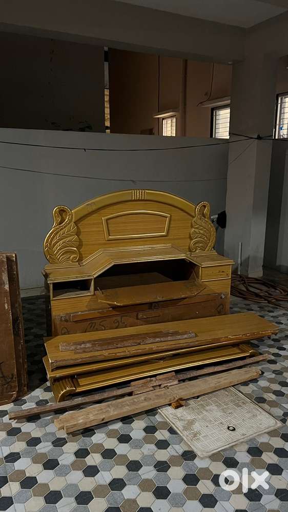 Old king bed