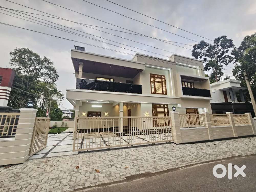 LUXURIOUS 4BHK VILLA FOR SALE IN KAKKANAD INFOPARK NEAR VIKASAVANI