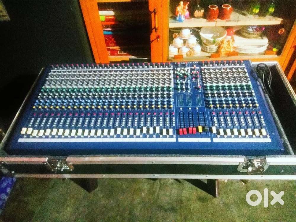 Soundcraft lx7 32chennal mixer with flight case