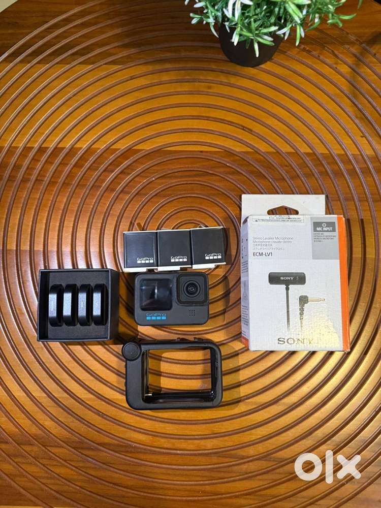 Go pro hero 11 black with mic and sd card etc