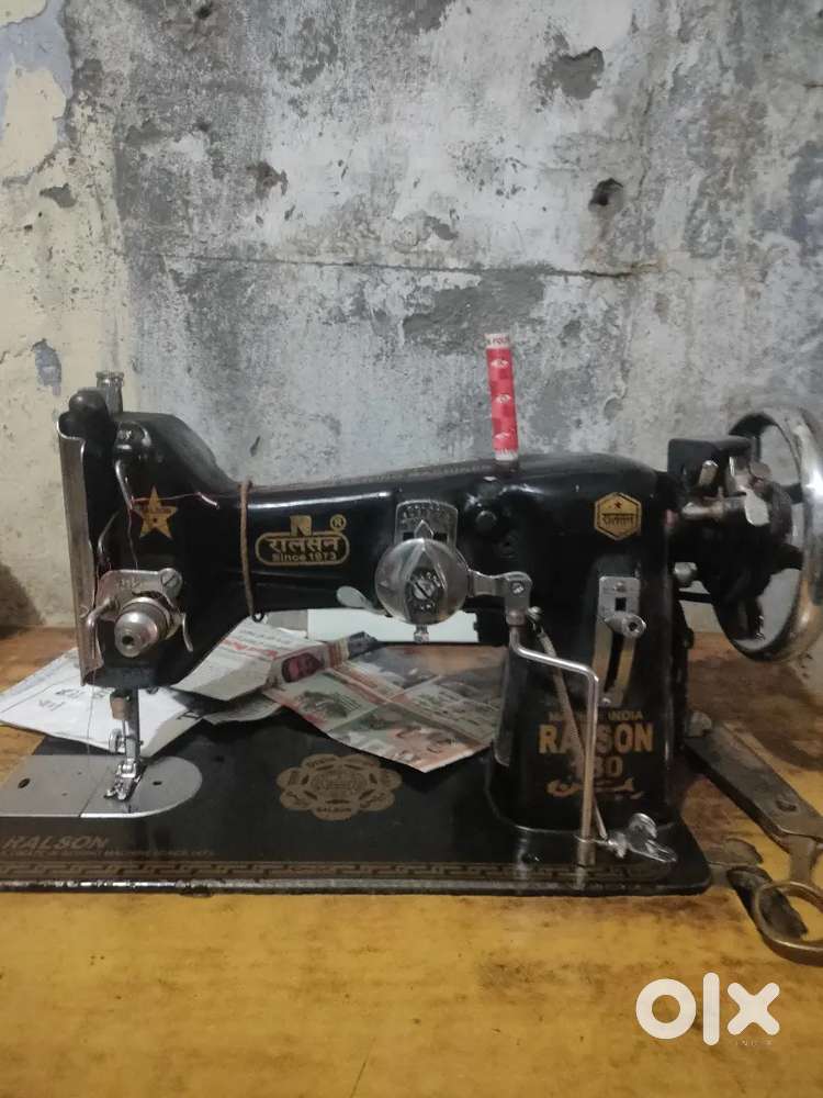 रॉल्सन की पिको सिलाई मशीन साथ में मोटर भी हैं