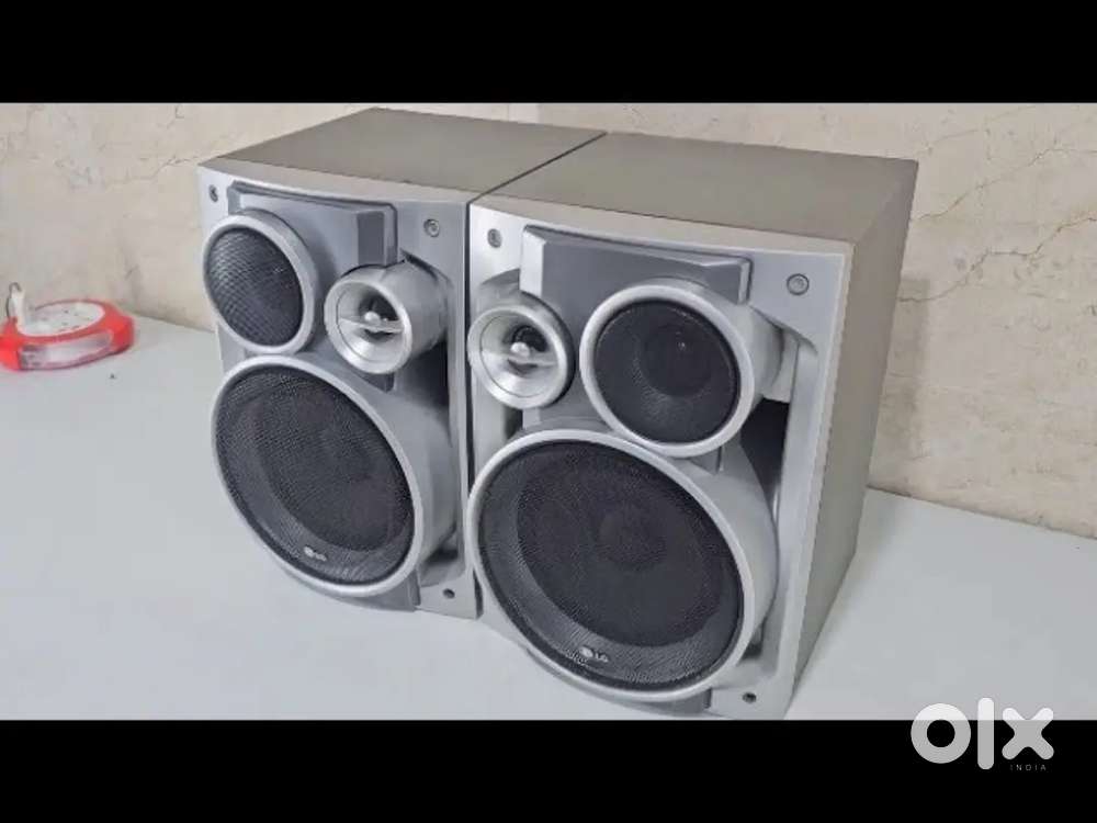 LG bookshelf speaker and Sansui CD player