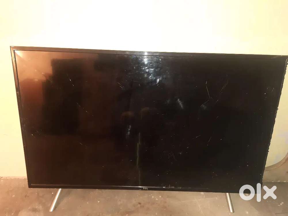 Tcl tv best tv but screen small broken but on condition smart tv best